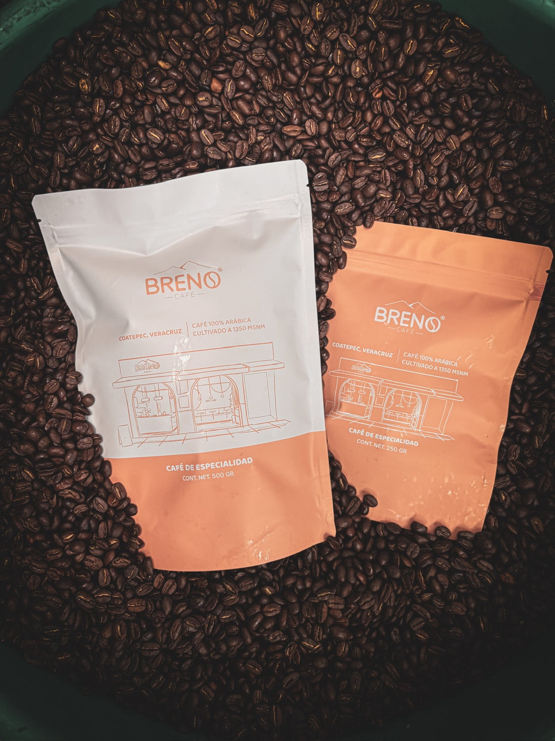 Bolsas de Café Breno de 500 g y 250 g sobre granos tostados