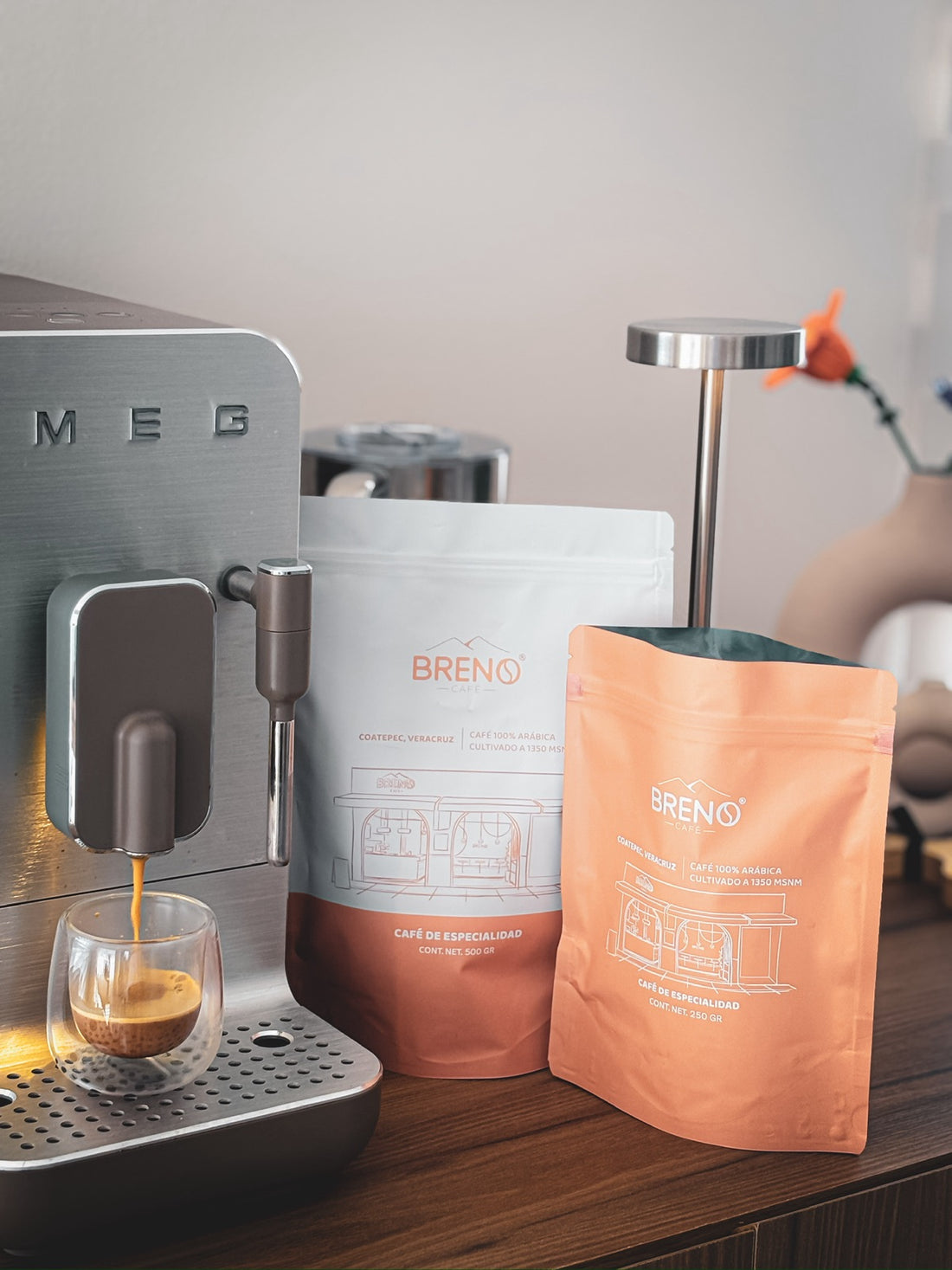 Café Breno preparado en espresso con bolsas de 500 g y 250 g