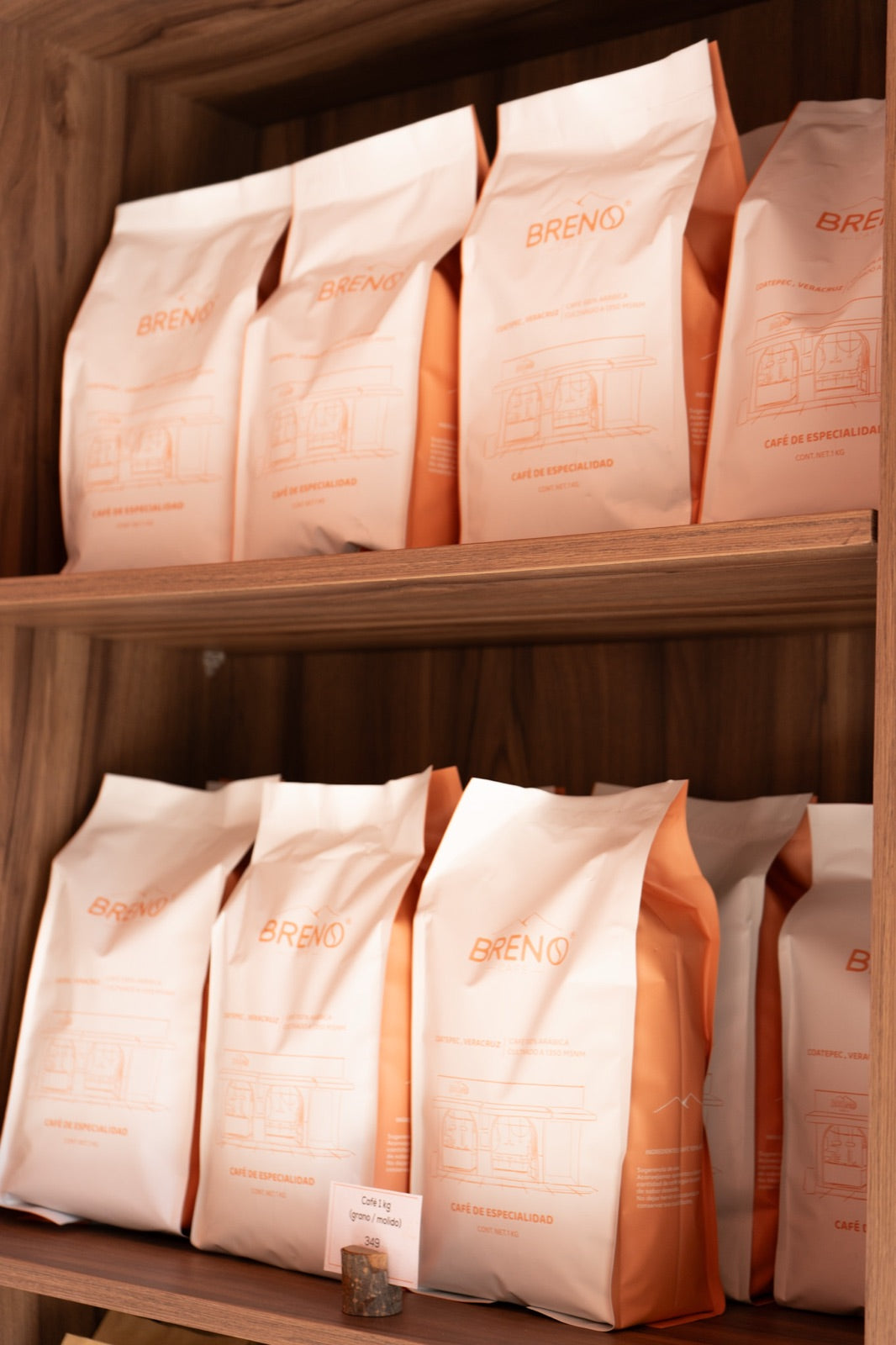 Bolsas de Café Breno de 1 kg en un estante