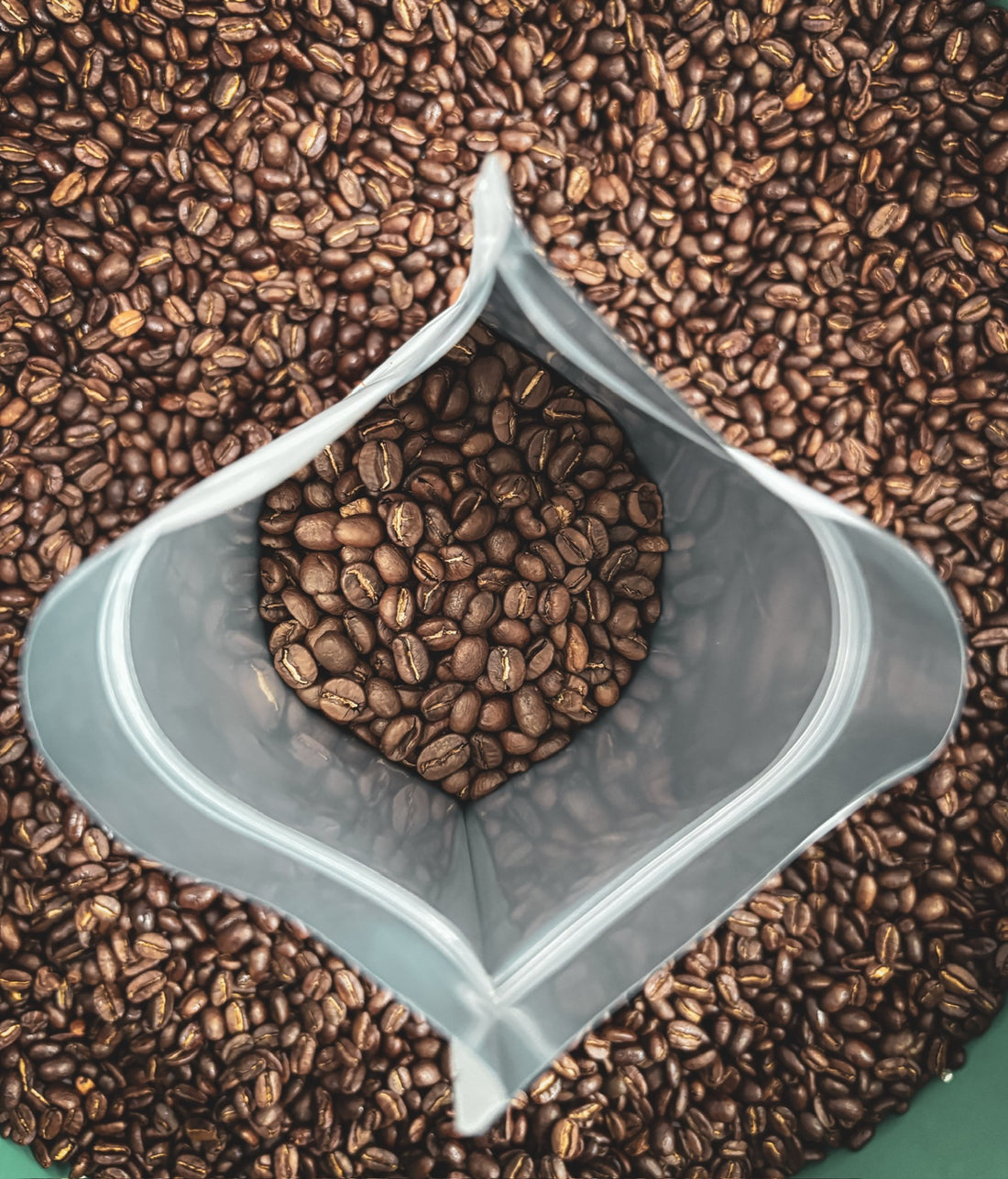 Café Breno en grano tostado dentro de su bolsa